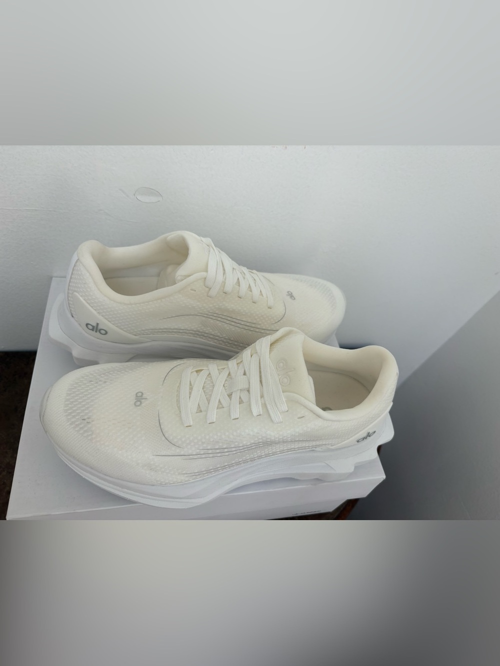 Alo Runner White/White Unisex Sneakers – New in Box | Men’s 6.5 / Women’s 8 - Picture 5 of 13